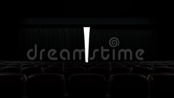 穿过黑暗的现代电影院大厅在座位上移动到开幕屏幕美丽的3D动画与绿色视频的预览图