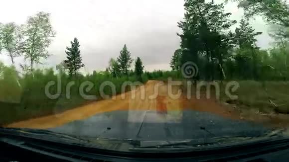 郊区道路从汽车挡风玻璃上看4K视频的预览图