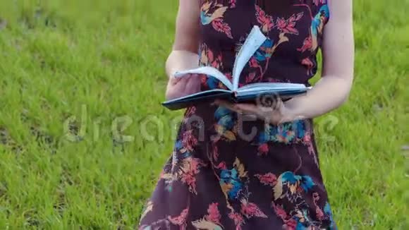 一个拿着日记的年轻女孩视频的预览图