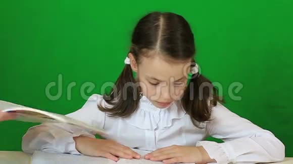 情绪化的小女孩厌倦了大作业视频的预览图