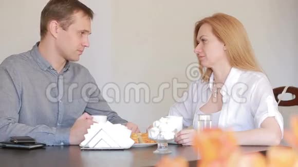 快乐的一对夫妇在咖啡馆里吃早餐一起享受视频的预览图