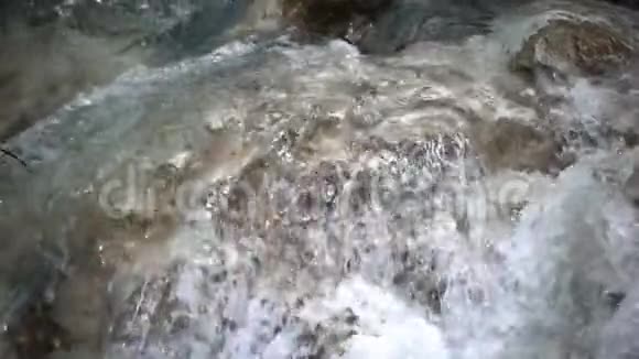 大自然和岩石中的野生瀑布视频的预览图