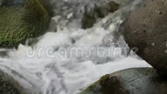 慢动作水溪溪夹10视频的预览图