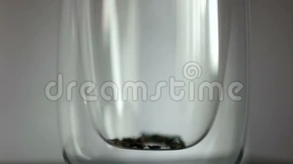 玻璃茶壶里面有盛开的茶花视频的预览图
