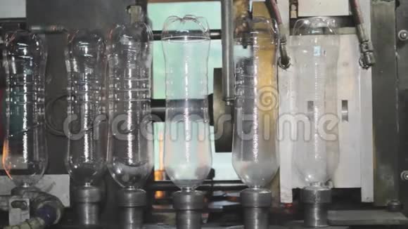碳酸饮料生产和装瓶生产线生产矿泉水和视频的预览图