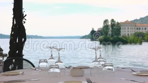 风景背景上的餐厅桌视频的预览图