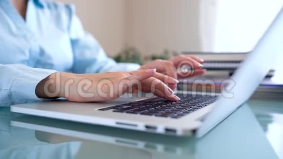 女办公室工作人员在键盘上打字工作时要交税视频的预览图
