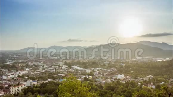日落时分从RangHil俯瞰普吉镇的景色视频的预览图