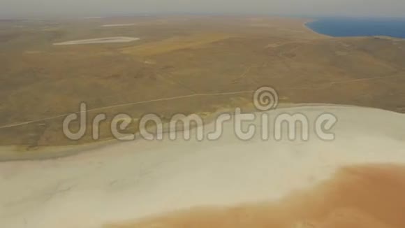 克里米亚Koyashskoe粉红色盐湖的水平空中全景图视频的预览图