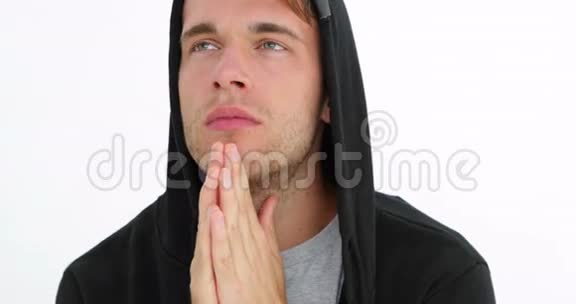 绝望的年轻人在祈祷视频的预览图