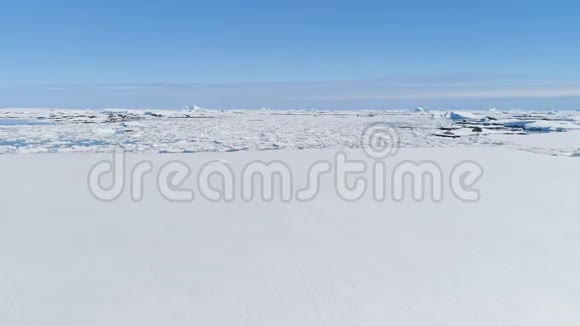 南极洲海岸冰川水面开阔水域视频的预览图
