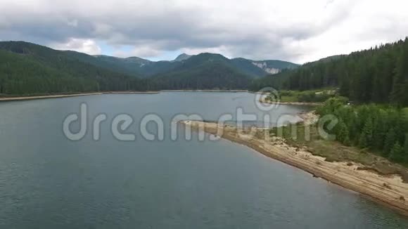 罗马尼亚博博奇湖的鸟瞰图视频的预览图