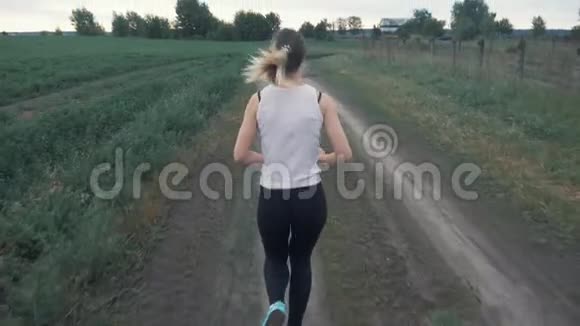 田径场上跑马路的运动女孩户外健身用安定剂射击视频的预览图