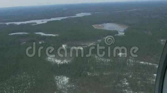从飞行直升机的空中视野摄像机在里面绿林景观冰冻河流身高视频的预览图
