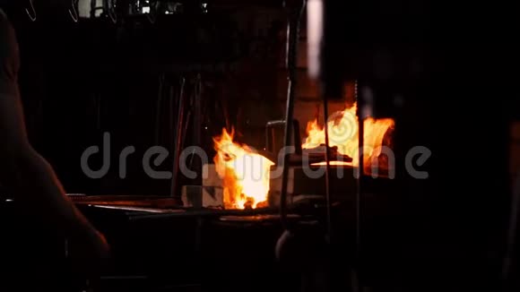 通过在水中急剧冷却来硬化金属有蒸汽铁匠用一把炽热的剑在一个旧的视频的预览图