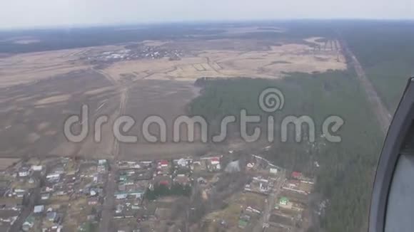 从直升机上俯瞰绿色森林乡村田野身高晴天视频的预览图