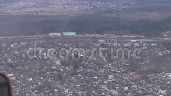 从飞行直升机的空中视野摄像机在里面乡村的风景很多建筑森林视频的预览图