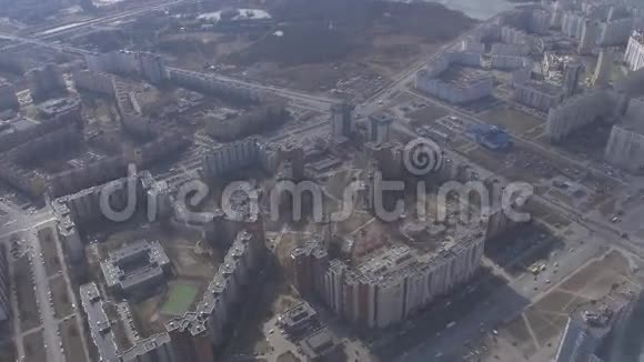 从飞行直升机的空中视野摄像机在里面城市的风景现代摩天大楼道路汽车视频的预览图