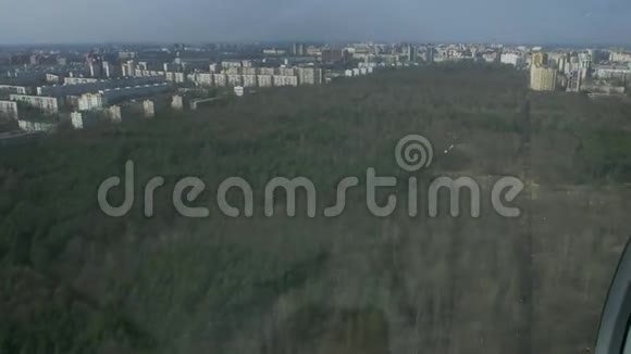 从飞行直升机的空中视野摄像机在里面城市景观巨大的绿色公园晴天视频的预览图