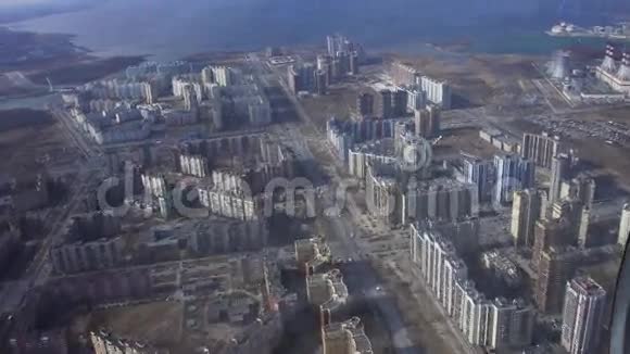 从飞行直升机的空中视野摄像机在里面海岸的城市景观现代摩天大楼视频的预览图