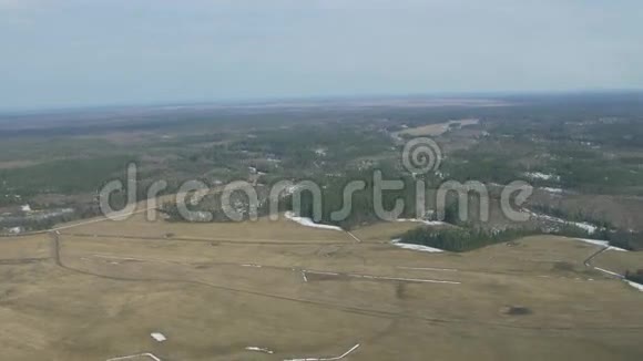 从直升机上俯瞰绿色森林田野摄像机在里面身高雪景观视频的预览图