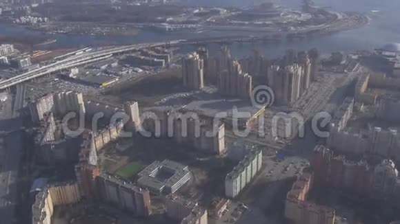 从直升机上俯瞰城市上空身高新的摩天大楼高速公路河流晴天视频的预览图