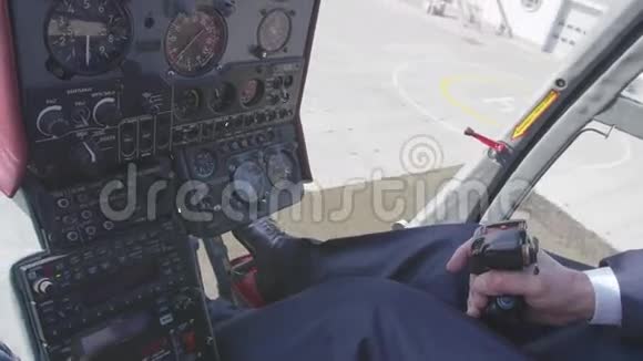 在直升机飞行员控制手柄处查看摄像机在里面飞行员舱增益高度飞行航班视频的预览图