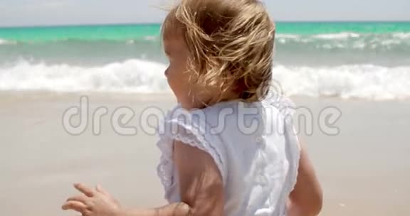 可爱的金发小女孩享受海滩视频的预览图