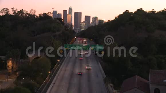 日落时前往洛杉矶市的交通时间视频的预览图