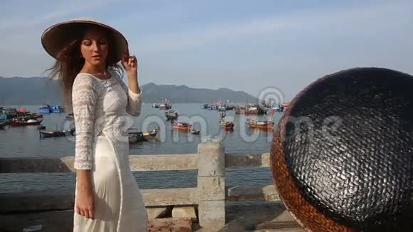 越南人在河堤上戴帽子视频的预览图