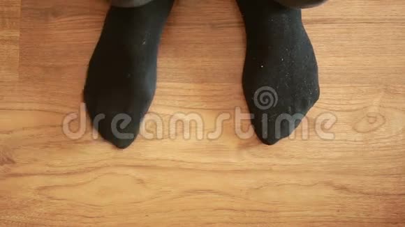 穿袜子的人男人脱掉袜子特写镜头视频的预览图