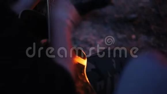 一个在大自然露营时弹吉他的人视频的预览图