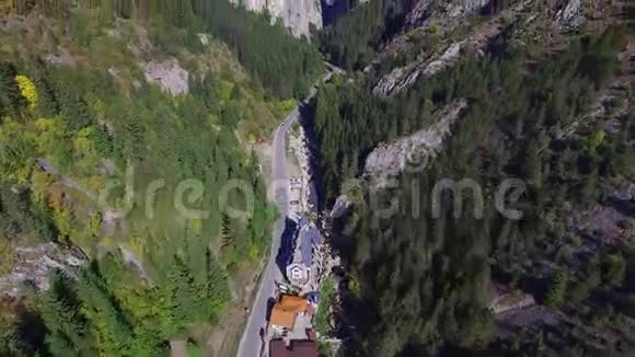 岩石山峡的鸟瞰图视频的预览图