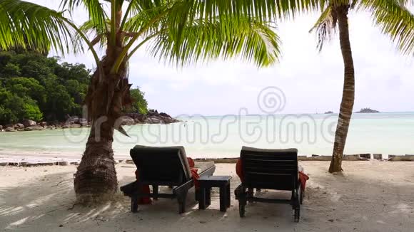 塞舌尔阳光和热带海滩景观配有躺椅视频的预览图