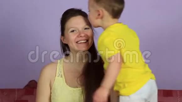小快乐的宝宝拥抱亲吻快乐的妈妈视频的预览图