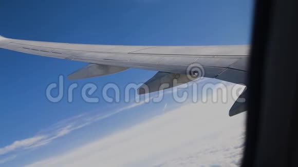 飞机机翼通过飞机窗口的视图在云层之上飞行视频的预览图