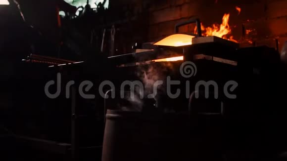 通过在水中急剧冷却来硬化金属有蒸汽铁匠用一把炽热的剑在一个旧的视频的预览图