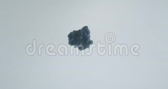 特写镜头灰色水彩笔墨溅落在液体中变成深烟云视频的预览图
