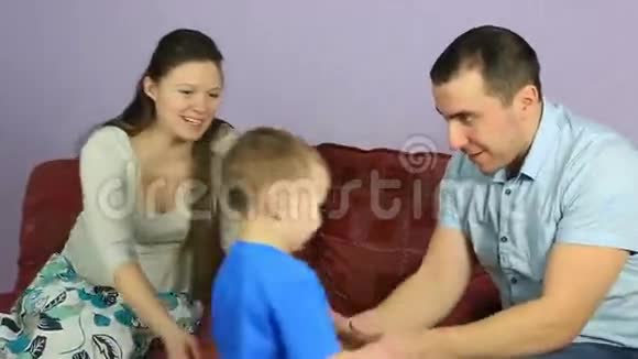 父母与孩子愉快的交流幸福的家庭在等第三个孩子视频的预览图