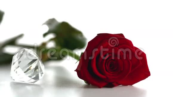 钻石在红玫瑰旁旋转视频的预览图