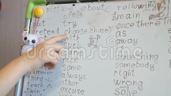 女生手指指板上的英文单词视频的预览图