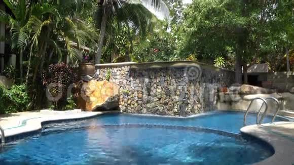 靠近泰国萨梅岛的游泳池和瀑布视频的预览图
