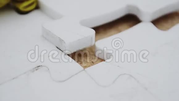 人类躺在白色大马赛克缺失的部分细节建筑工程视频的预览图