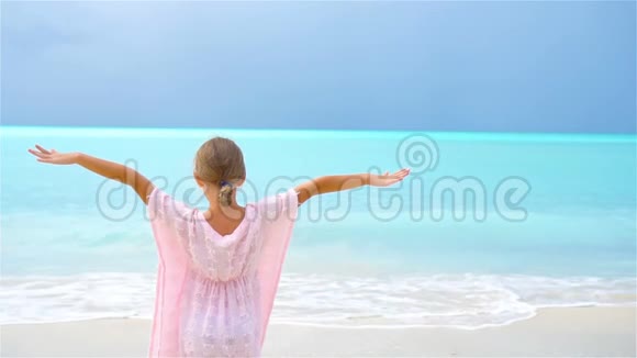 可爱的快乐小女孩在白色海滩上玩得很开心流动电视视频的预览图