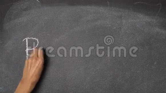 用手在黑色黑板上写字视频的预览图