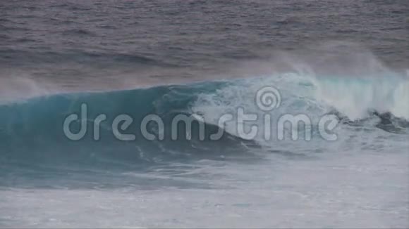 大规模海浪慢运动视频的预览图