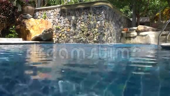 靠近泰国萨梅岛的游泳池和瀑布视频的预览图