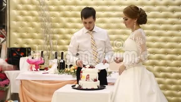 白色多层次婚礼蛋糕视频的预览图