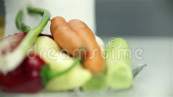 盘子里的蔬菜准备好烹饪视频的预览图