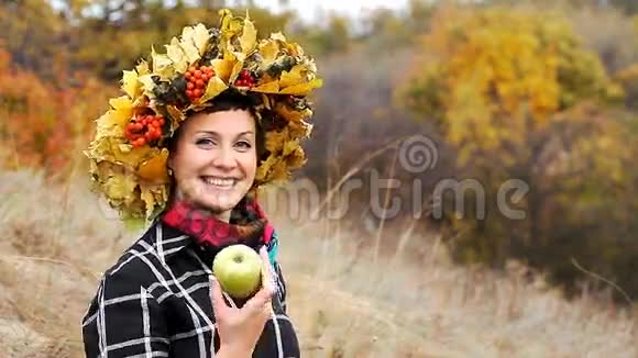 漂亮的姑娘带着一篮子成熟的苹果视频的预览图